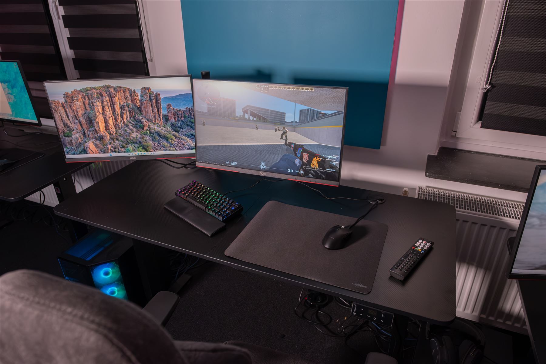 Gaming-Setup mit Tastatur, Maus und Monitor im Bootcamp