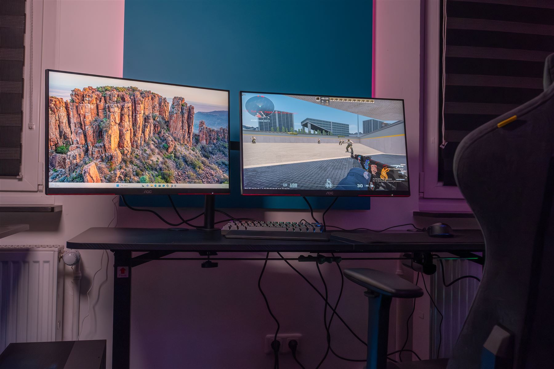 Gaming-Setup mit zwei Monitoren und farbiger Ambient-Beleuchtung
