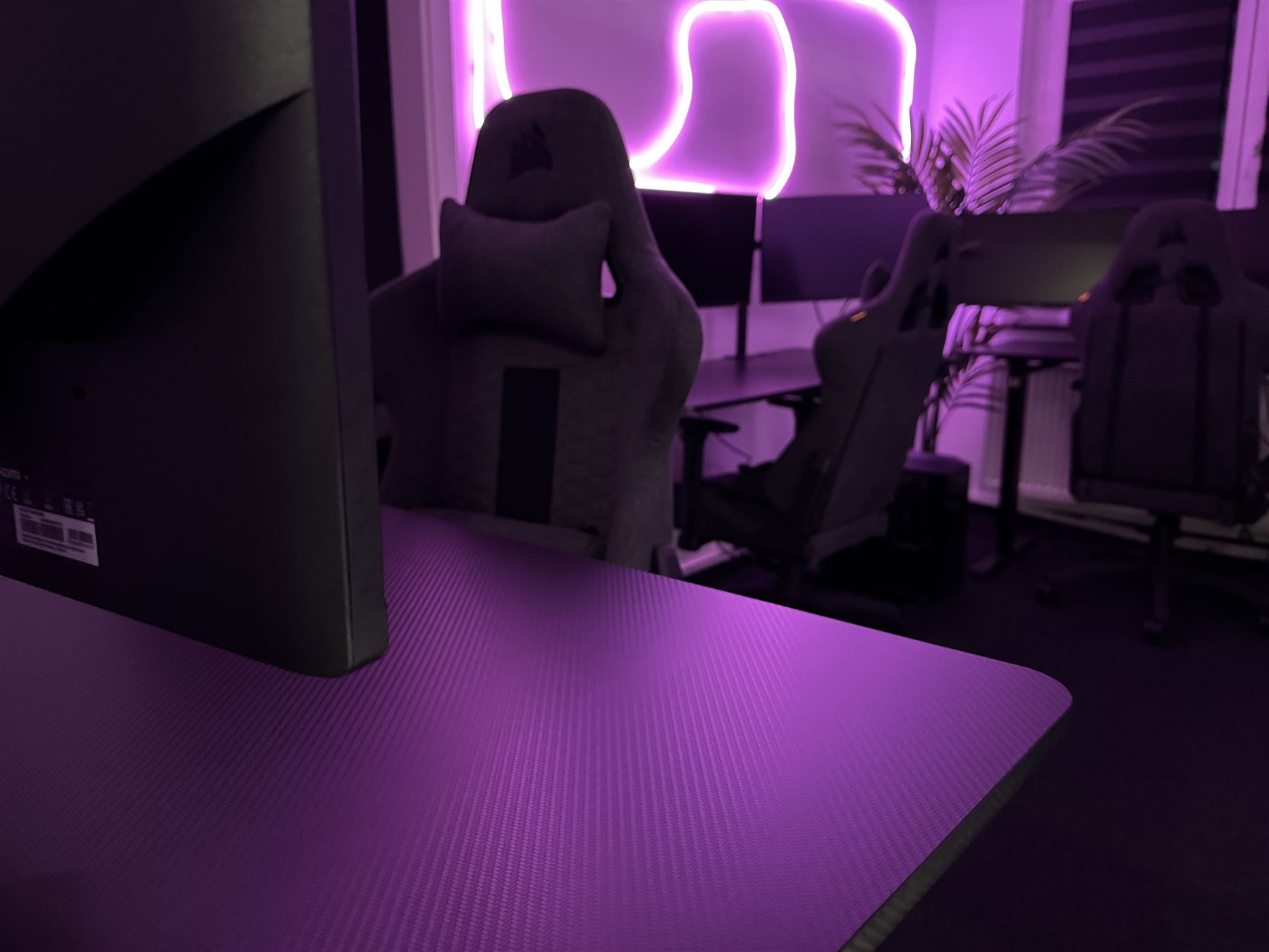 Gaming-Setup mit violetter Ambient-Beleuchtung im Bootcamp