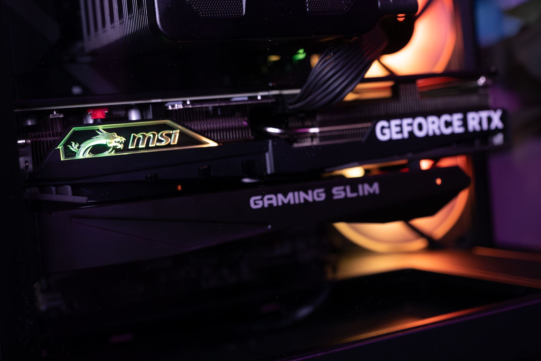 Nahaufnahme einer MSI GeForce RTX Grafikkarte im Bootcamp-Setup