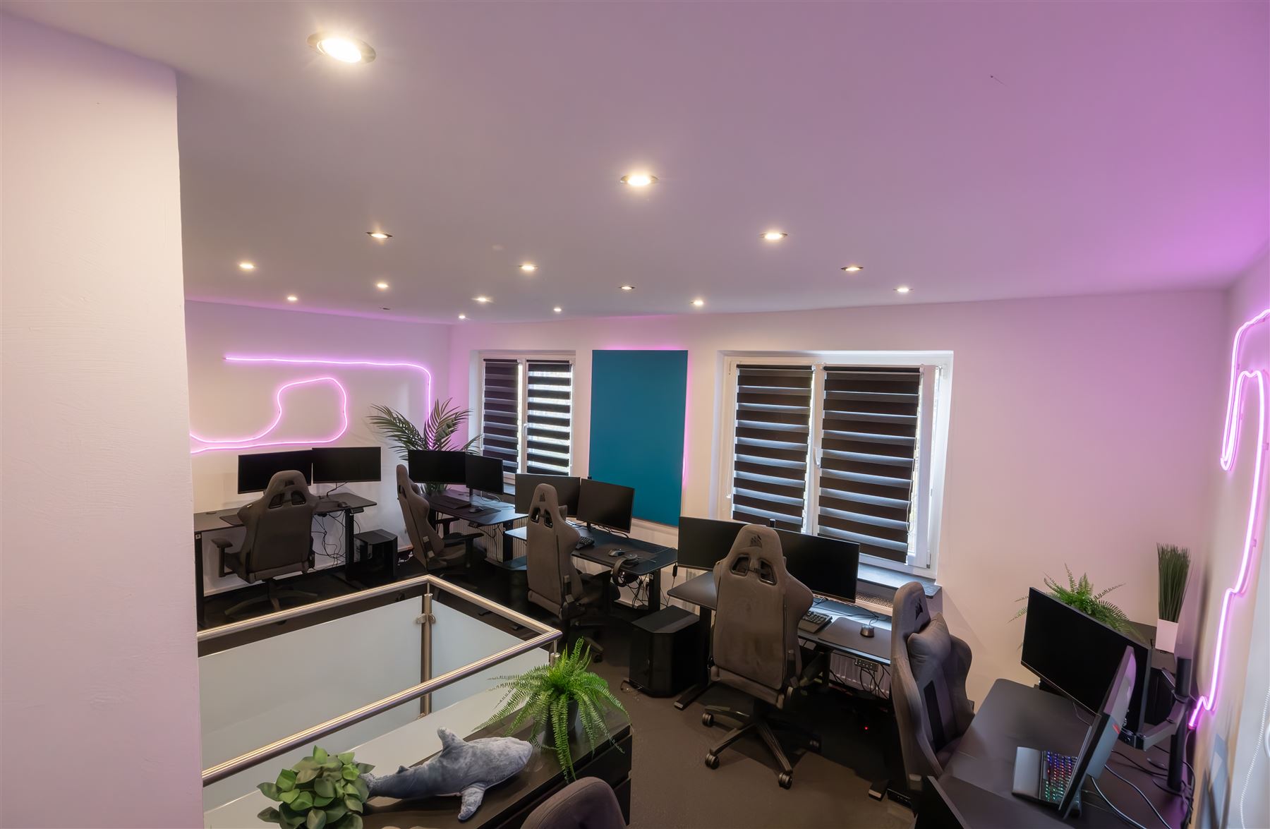 Trainingsraum im World of Esport Bootcamp Bayreuth mit sieben Gaming-Setups