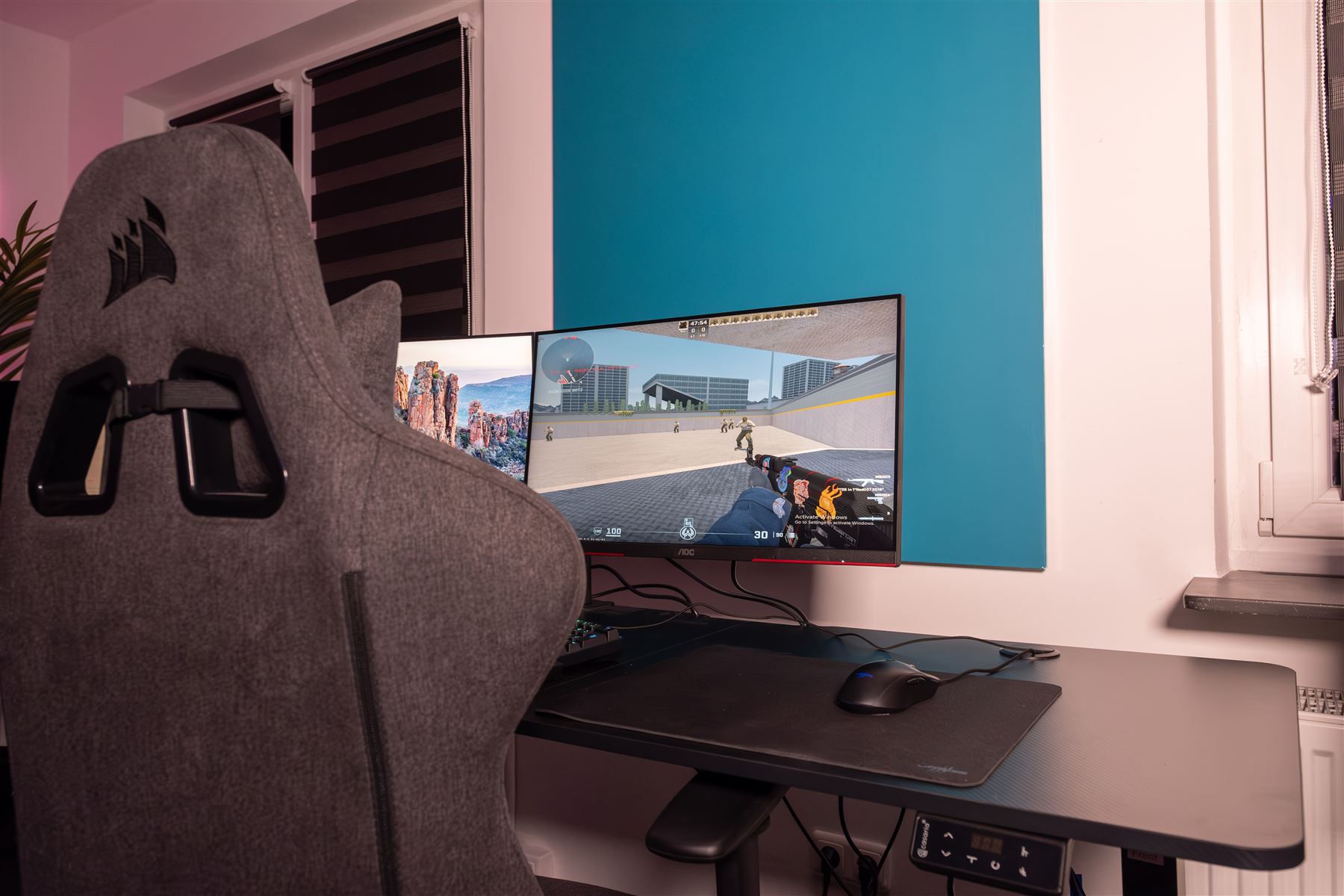 Spieler beim Scrim vor zwei Monitoren im Bootcamp