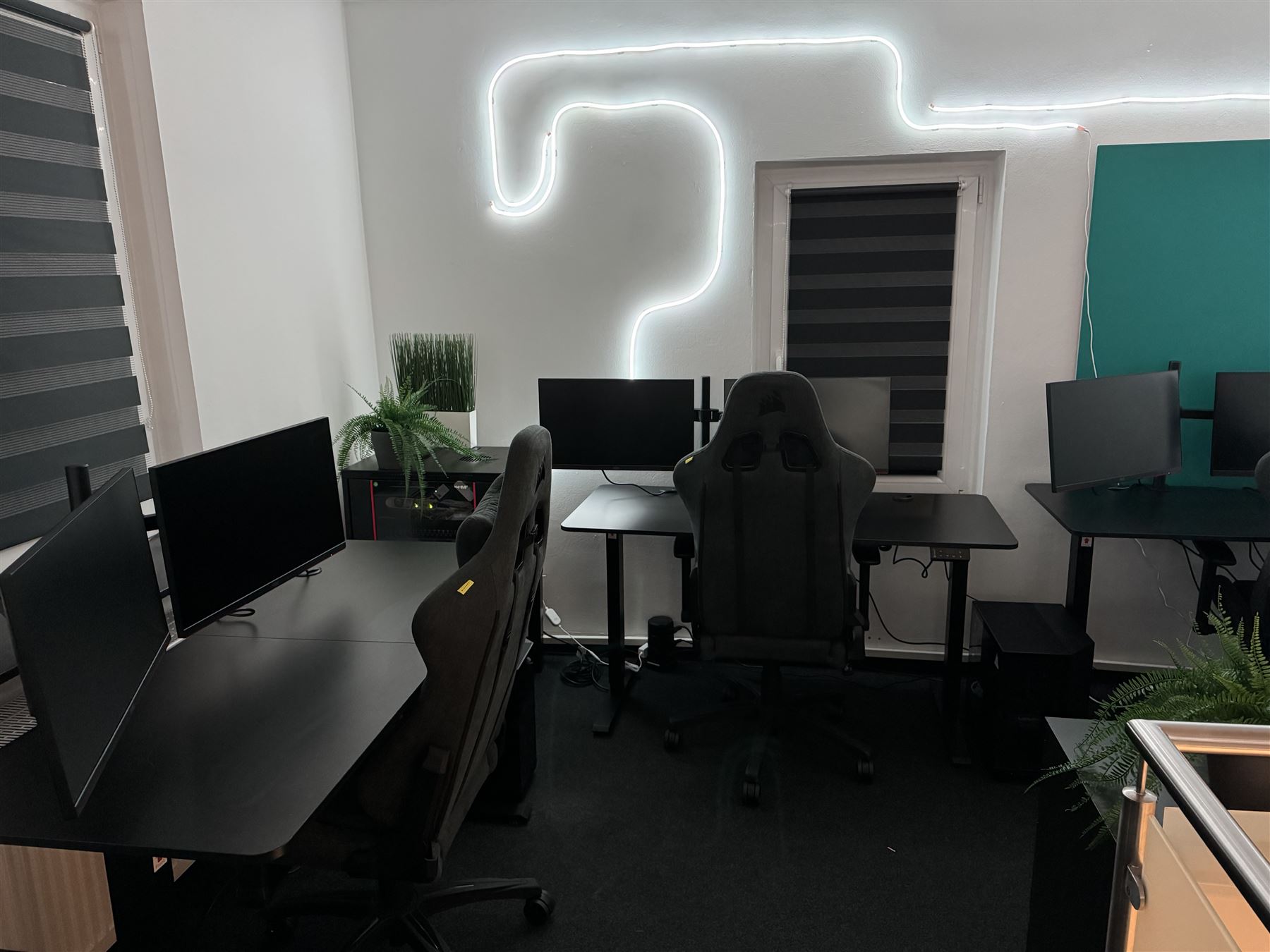 Trainingsraum mit mehreren Gaming-Setups im Bootcamp
