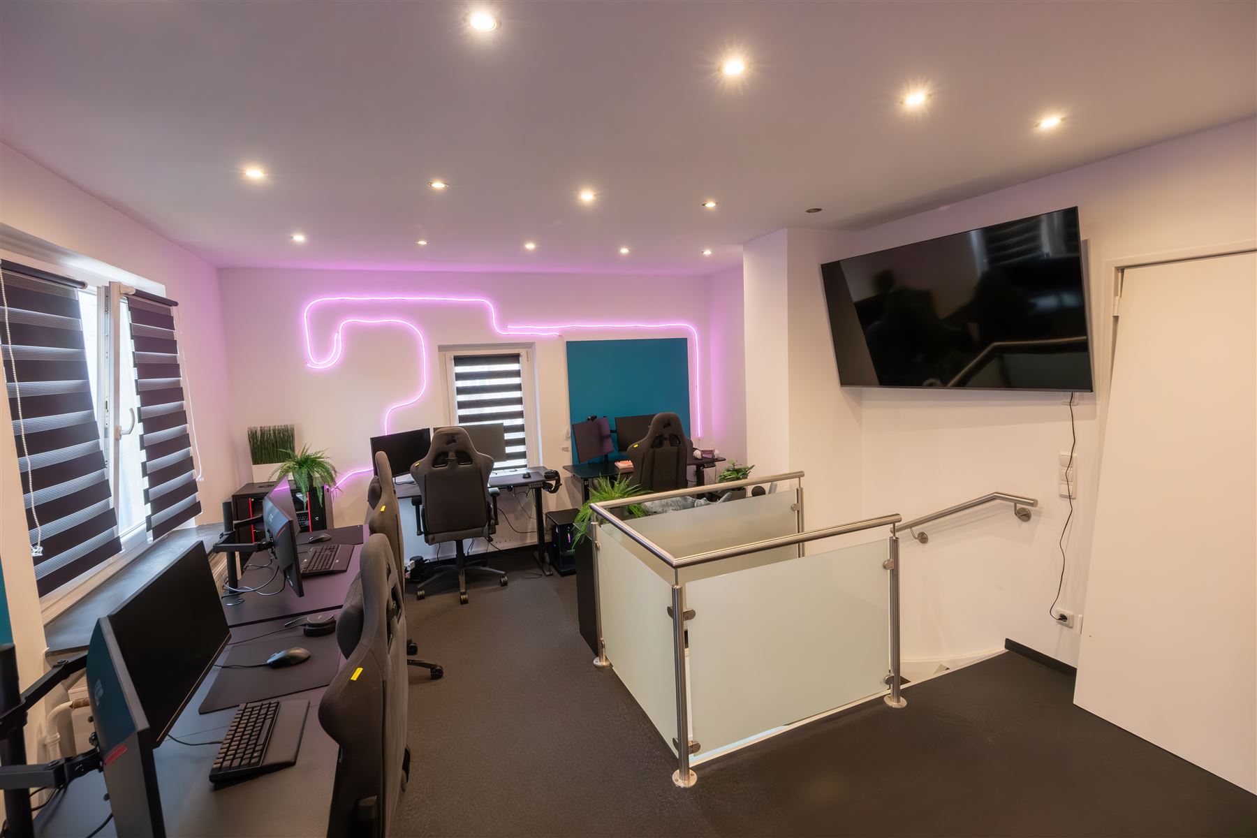 Trainingsraum mit mehreren Setups und großem Bildschirm für gemeinsame Reviews